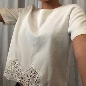 ‼️10/$10‼️ nwot boxy white crop top with crochet